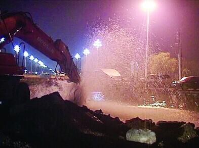 南京远古水业公司施工违规挖断自家水管 水柱冲天3小时