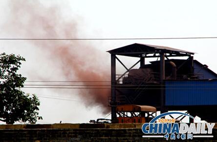 山西稷山：钢铁企业霾雾缭绕污烟飘(组图)