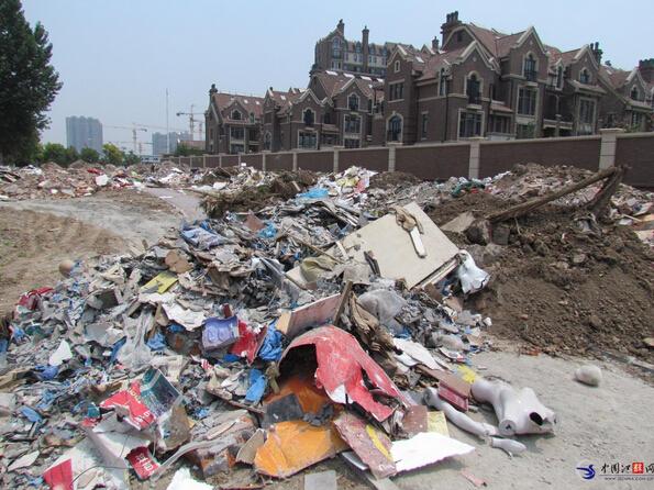 南京扬子江大道铁皮围挡后垃圾堆成山 靠近青奥场馆(组图)