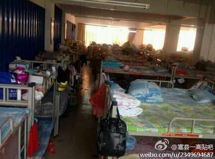 河南高中200名女生挤一屋 