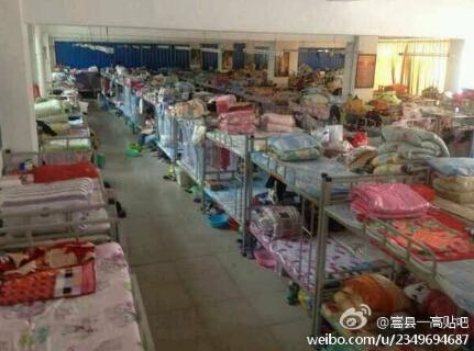 河南高中200名女生挤一屋 