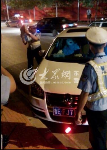 山东酒驾司机拒检 交警砸窗逼下车称不得已而为之(视频)