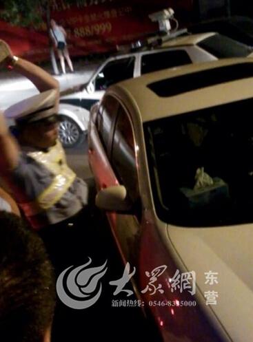 山东酒驾司机拒检 交警砸窗逼下车称不得已而为之(视频)