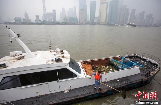 黄浦江垃圾漂浮数公里 环卫工8小时循环打捞