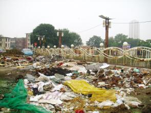 堆满装修垃圾和生活垃圾 月牙河上小桥成垃圾桥（图）