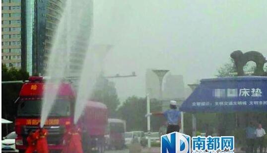 哈尔滨交警喷水当作冒雨执勤 当地称拍微电影（组图）