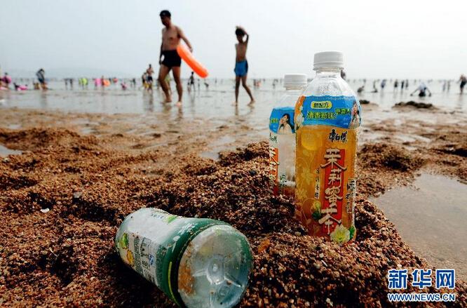 游客随手丢弃垃圾现象严重 青岛海滩成垃圾场