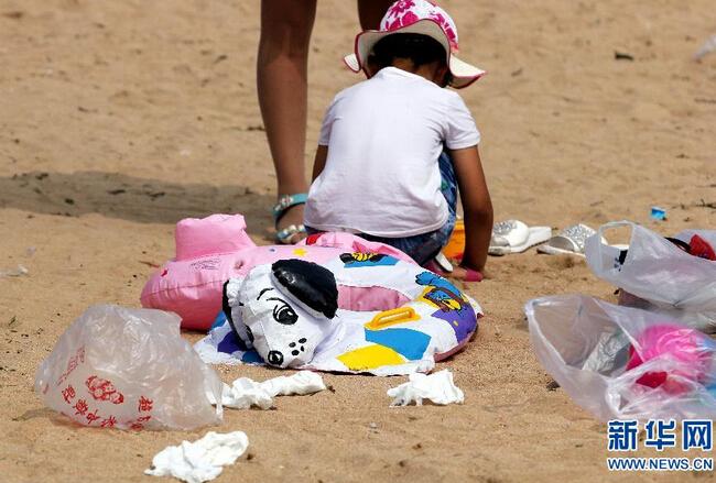 游客随手丢弃垃圾现象严重 青岛海滩成垃圾场
