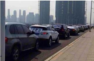 武汉万达惹恼了土豪们 几十辆豪车围堵汉街（组图）