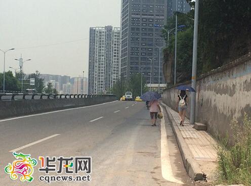 重庆现压缩版人行道仅37厘米宽 遭市民吐槽（组图）