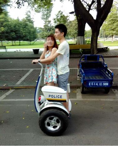 乐山巡逻警抱着女友骑警用“风火轮” 兜风（组图）
