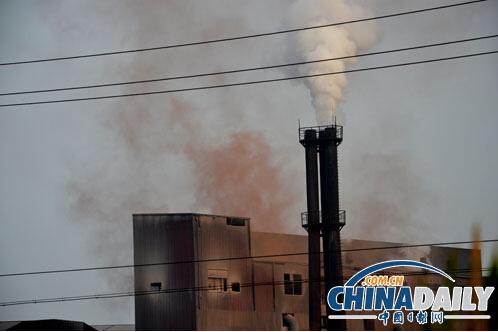7月30日早上6时30分华鑫源钢铁厂区排放出来的滚滚红尘