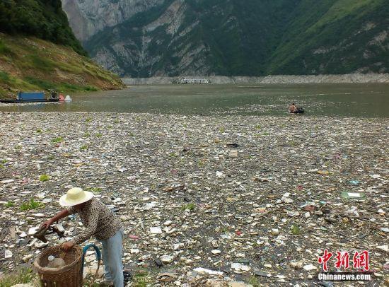 湖北长江三峡水库垃圾漂浮聚集 废弃物品五花八门（图）