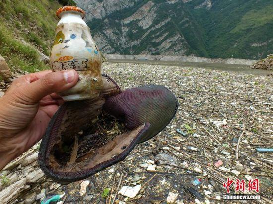 湖北长江三峡水库垃圾漂浮聚集 废弃物品五花八门（图）