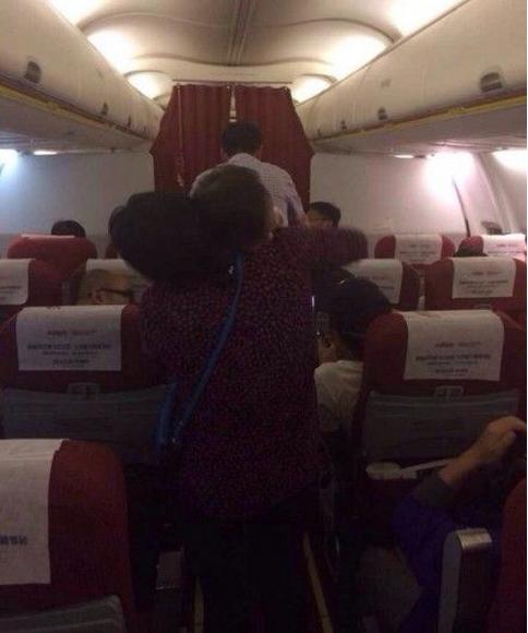 西宁到北京飞机降落呼和浩特 无理由禁止乘客下机（图）