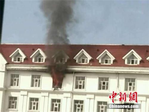 黑龙江科技大学宿舍突然起火:现场浓烟滚滚 无人员伤亡(图)