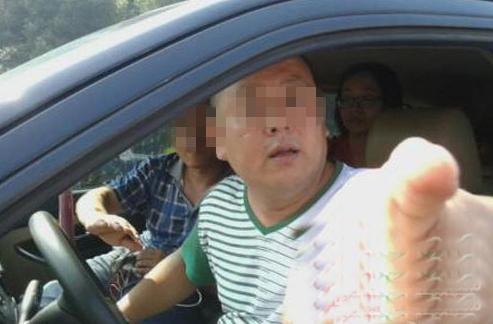 男子自称九江政协委员 占道停车斥交警：脱了警服不如我/图
