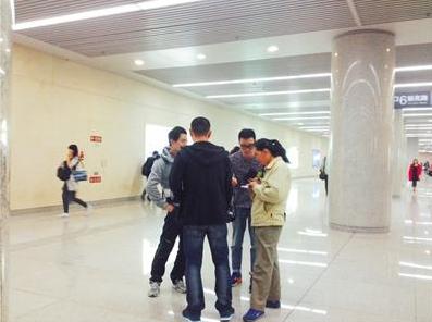 记者探访北京天津火车站 黄牛带无票旅客上车日赚万元/组图