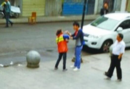 武汉一男子坐宝马车内乱扔垃圾 环卫工劝阻被扇耳光(视频)