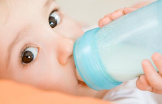 多款婴儿奶粉被爆含减肥药成分 专家:可促进