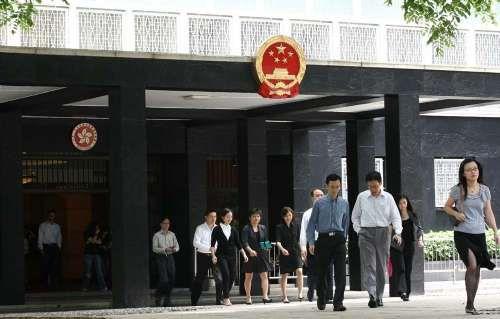 香港高级公务员拟加薪 最高月薪可达10万6千港