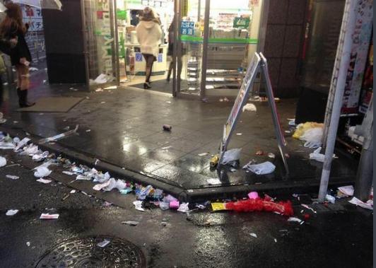 东京万圣节狂欢后大量垃圾被弃街头