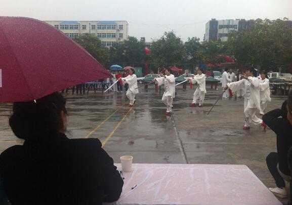 河南洛阳70多岁老人雨中比赛 评委打伞评分