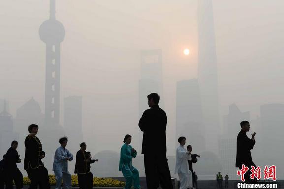 雾霾来袭上海陷入重度污染 一片朦胧(图) - 污
