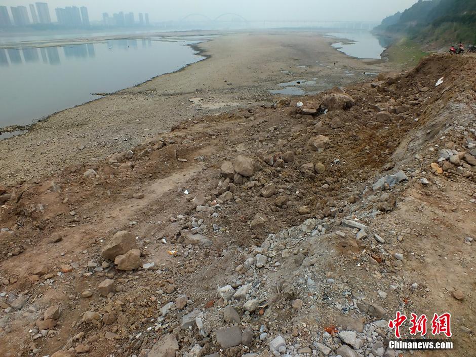 长江河道边现垃圾山：渣土堆积而成（组图）
