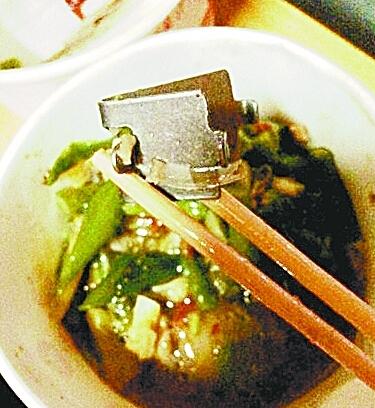 上海顾客饭菜中吃出死老鼠  学生食堂打包饭菜惊现半把锁头