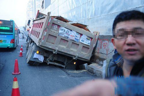 大连货车压塌路面不慎“崴脚” 记者拍照遭多人殴打/组图