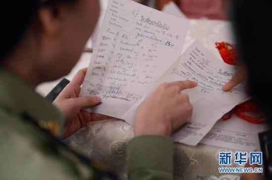 中国人民解放军医疗专家为老挝民众义诊【组图
