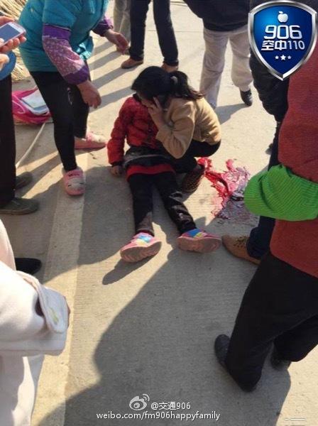 福建：小学女生上学路上被疯子锤死现场