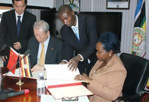 驻乌干达大使赵亚力与乌干达财长签署两国经济