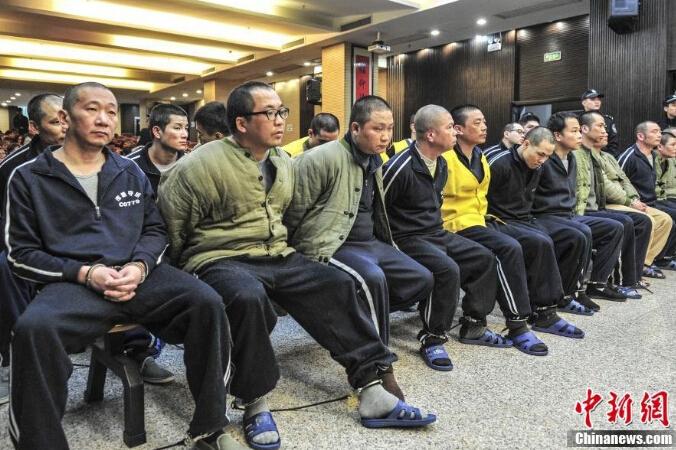 广州22名黑社会庭审现场：主犯七宗罪获刑17年/图