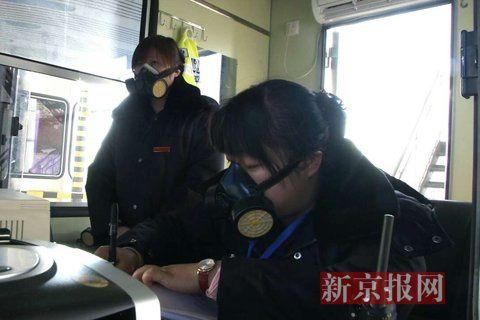 湖南高速收费员因企业排污戴防毒面具上班(组图)
