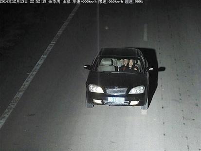 湖北警方公布男女车内搂抱热吻照片：违反交规