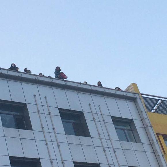 山西朔州发改委大楼顶楼12名人员欲跳楼