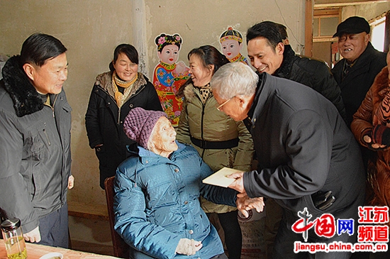 东台市市镇领导为百岁老人送祝福