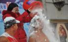 哈尔滨现赤膊“雪桶挑战”