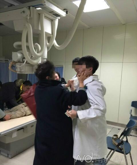 上海：老夫妇看病插队被拒 扇医生耳光