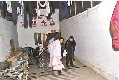北京一废弃鱼塘建成188间群租房 每月房租数百元