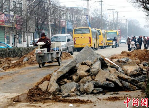 河南开发商强逼村民搬迁 挖断公路切断客运/组图 
