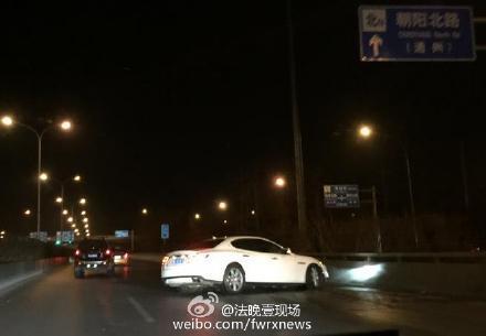 北京：一辆玛莎拉蒂深夜撞飞十几米护栏 
