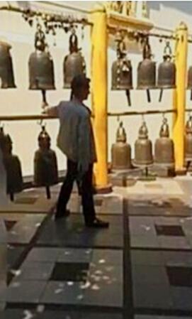 华人游客在泰国寺庙脚踢铜钟