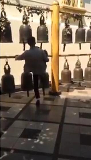 华人游客在泰国寺庙脚踢铜钟