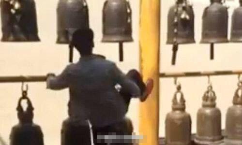 中国小孩日本街头撒尿母亲拒认错 游客脚踢寺庙古钟遭讨伐