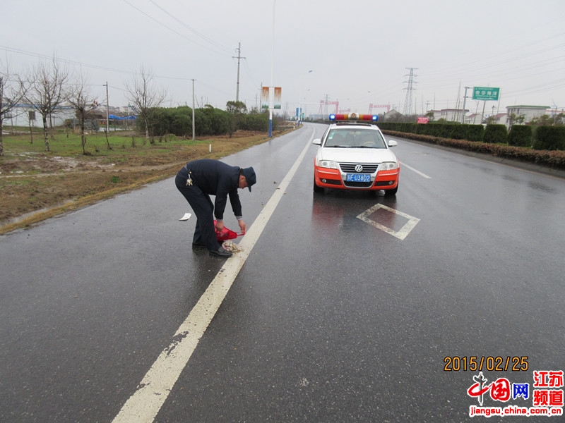 启东路政：惠萍路政人员及时清理公路石块 消除安全隐患