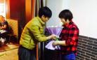 北京一男子在火锅店用“肉卷鲜花”求婚成功
