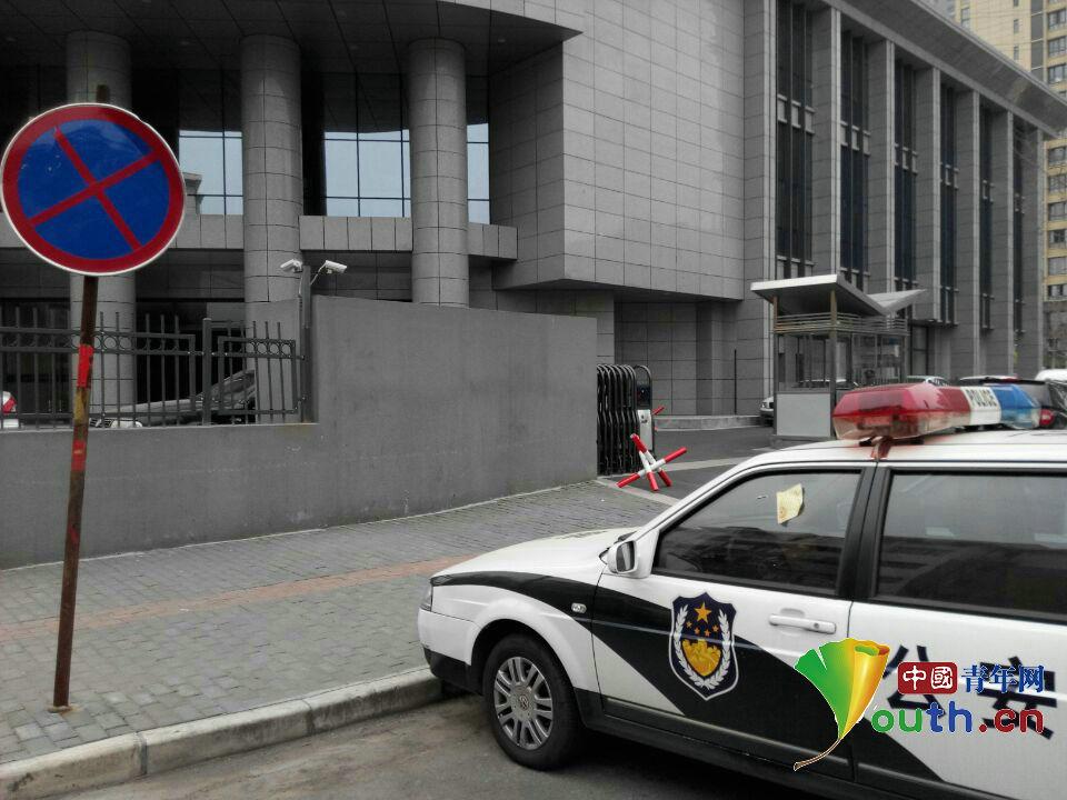 舆情:南京警车集体违停被贴罚单 商务部司长王沈阳被调查